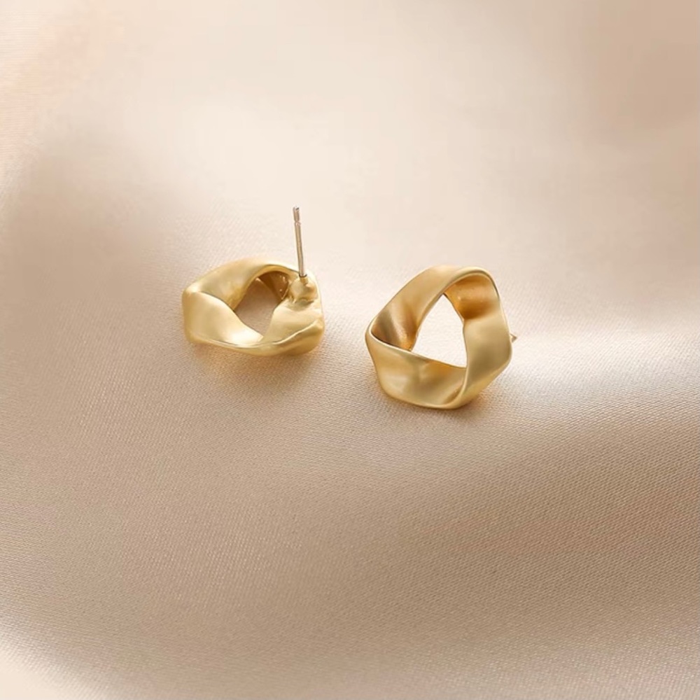 💥18K Gold Plated Carve Earrings💥 - Picture 4 of 4